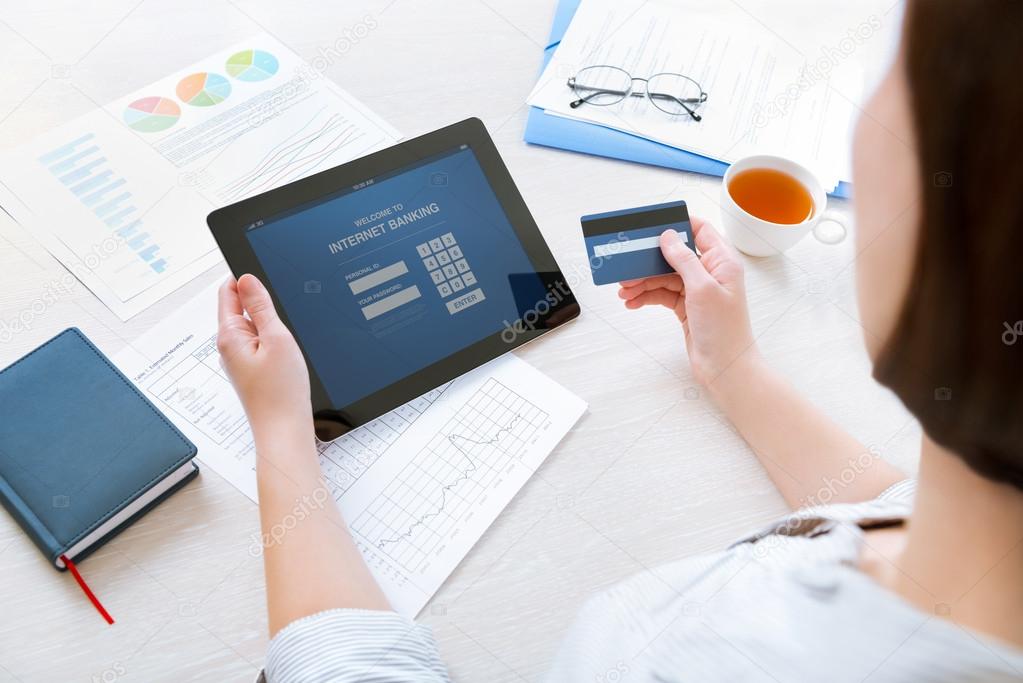 Online-Banking-Maske auf einem Bildschirm