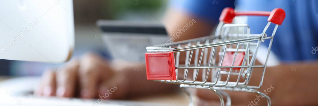 Übergabe eines kleinen Pakets bei Abholung